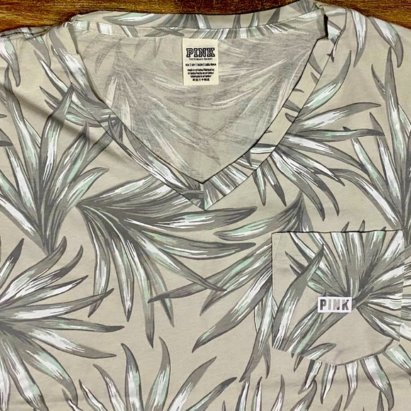 PINK Victoria Secret boyfriend palm print v-neck t-shirt - Picture 3 of 3